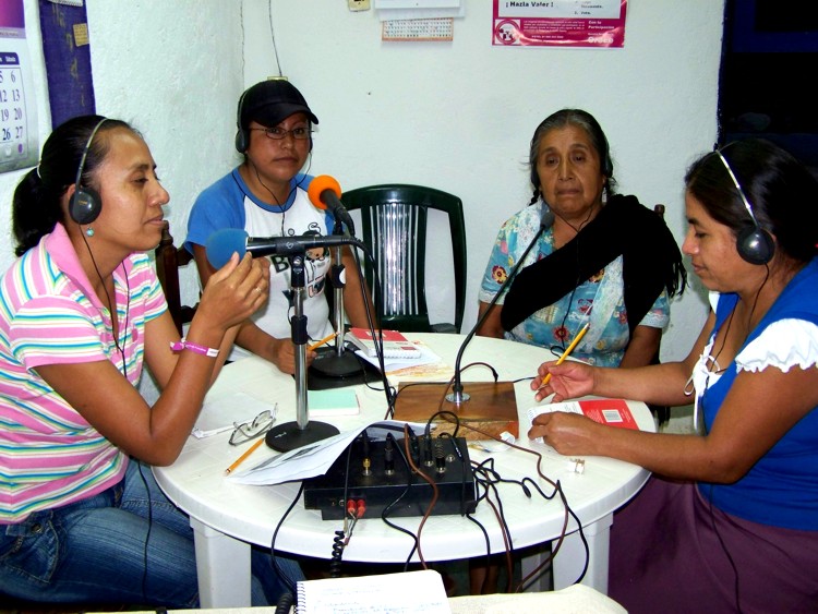 Entrevista a radio nhandia en la cañada de Oaxaca, mazatlán villa de flores